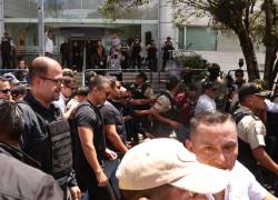 El presidente de Ecuador, Daniel Noboa, encabeza una marcha contra la Corte Constitucional.