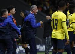 El seleccionador de Ecuador, Gustavo Alfaro da instrucciones a sus jugadores durante el encuentro amistoso de preparación para el mundial de Qatar.