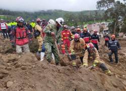 Fotografía de servidores realizando lábores de búsqueda en el área del desastre