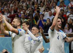 Phil Foden de Inglaterra celebrando después de anotar el 2-0 contra Gales.