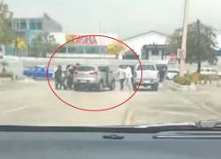 El hecho fue captado en video por el conductor de un vehículo.