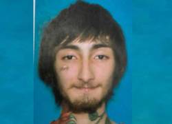 Las autoridades lo consideran armado y peligroso, por lo que ante cualquier alistamiento se debe avisar a la policía y evitar contacto directo.