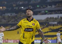 Milton Céliz disputando el partido de Copa Libertadores frente a Boca Juniors.