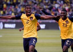 Félix Torres de Ecuador celebra un gol hoy, en un partido de las eliminatorias sudamericanas para el Mundial de Catar 2022 entre Ecuador y Brasil en el estadio Rodrigo Paz Delgado en Quito.