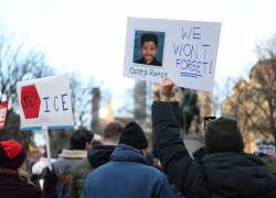 La gente sostiene una foto de Liam Conejo Ramos, un niño de cinco años que fue retenido por agentes de inmigración, durante una protesta de ICE Out en Nueva York el 23 de enero de 2026.