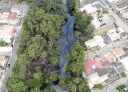 Fotografía tomada el pasado domingo en la que se observa la propagación de aceite quemado por el estero.