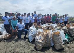 Voluntarios corporativos de Nirsa junto a sus familias y la comunidad, durante la minga de limpieza de playas 2023.