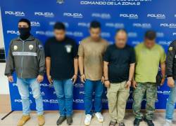 Fotografía que muestra a los cuatro detenidos durante la intervención.