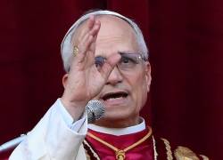 El recién elegido Papa León XIV, el cardenal Robert Francis Prevost de los EE.UU., bendice a los fieles desde la logia central de la Basílica de San Pedro, Ciudad del Vaticano.