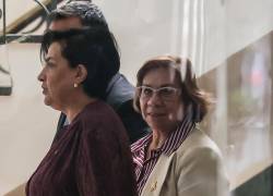 La canciller de Ecuador, Gabriela Sommerfeld (i), camina junto a su homóloga de Colombia, Rosa Villavicencio, tras una reunión este viernes, en Quito.