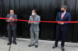 El CEO de Oriental Industria Alimenticia, Wilson León Lee (izq.); el alcalde de Quevedo, John Salcedo; y el prefecto de Los Ríos, Johnny Terán, en la inauguración del complejo.