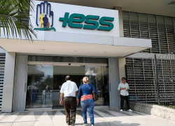 Referencial. Afiliados ingresan a un edificio del Instituto Ecuatoriano de Seguridad Social (IESS)
