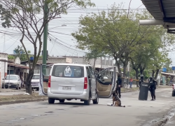 Lanzan explosivos a carroza fúnebre.