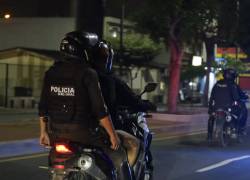 Fotografía del recorrido de un policía motorizado durante el estado de excepción decretado por Daniel Noboa.