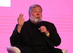 El cofundador de Apple, Steve Wozniak, habla durante una conferencia en Quito (Ecuador). Wozniak reapareció este martes en público apenas dos semanas después de haber sido hospitalizado de emergencia en México producto de un pequeño accidente cerebrovascular isquémico.