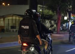 Policías motorizados trasladan a jovenes que fueron detenidos en Guayaquil, en medio del estado de excepcion. Fotos: API