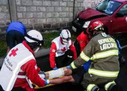 Miembros de la Cruz Roja y del Cuerpo de Bomberos de Latacunga brindan ayuda a los heridos.
