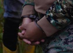 Fotografía referencial que muestra a un soldado ecuatoriano esposado.