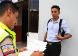 Policía es procesado por tráfico de influencias: negociaba cupo para aspirante