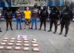 Policía vestido de civil junto a los 19.56 kilos de clorhidrato de cocaína.