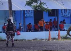 Recorrido por varios pabellones de la Penitenciaría del Litoral. En la imagen, varios PPL enfermos esperan ser atendidos. Foto César Muñoz / API