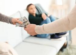 Con el nuevo monto fijado en USD 482 para 2026, las pensiones también se ajustan al alza. Imagen: CANVA