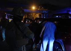 Militares revisan vehículos de ciudadanos en el cantón Durán, en Guayas, durante el toque de queda nocturno.