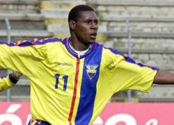 Agustín Delgado celebrando un gol con la camiseta de la selección ecuatoriana.