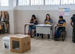 Miembros de la mesa electoral durante jornada de elecciones de Ecuador