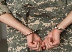 El procesado no podrá ejecutar actos de intimidación ni acercarse al denunciante.