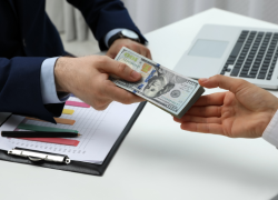 El cálculo de aportaciones y contribuciones al Seguro General Obligatorio se efectúa sobre todo ingreso que perciba el afiliado. Foto: canva.