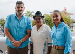 El alcalde de Guayaquil, Aquiles, Alvarez, junto a las prefectas de Cotopaxi y Guayas, Lourdes Tibán y Marcela Aguiñaga.