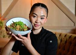 La chef Tue Nguyen presenta una de los platos que ofrece el menú de su primer restaurante llamado Di Di.
