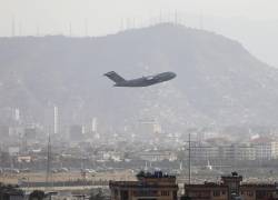 Un policía afgano resultó muerto y otros tres resultaron heridos en un tiroteo entre las fuerzas de seguridad afganas y unos atacantes desconocidos.
