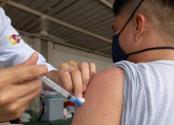 La OMS ha pedido a los ciudadanos vacunarse con el esquema actual -doble dosis- y evitar inocularse con una tercera dosis