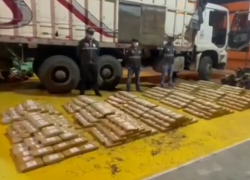 La Policía Nacional aprehendió más de una tonelada de cocaína que era movilizada en un camión por las calles de Tena.