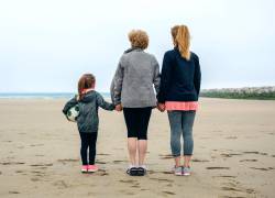 Madres piden a la Corte Constitucional que el Registro Civil inscriba a su hija con los apellidos de las dos.