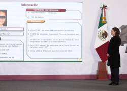 La presidenta de México, Claudia Sheinbaum, habla en una rueda de prensa este lunes, en Palacio Nacional de la Ciudad de México (México).