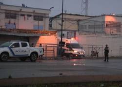 Esta captura de vídeo de AFPTV muestra una ambulancia en la entrada de la prisión después de un motín armado que dejó cuatro muertos y decenas de heridos en Machala, Ecuador, el 9 de noviembre de 2025.