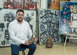 Fernando Xavier Insua Romero es artista plástico y gestor cultural. Posa en su taller en el centro de Guayaquil con distintos cuadros y las esculturas “Las manos que siembran” basada en el poema “el sembrador del monte” y “El niño sosteniendo el violín”, basado en el poema “El violin de Yanko”.