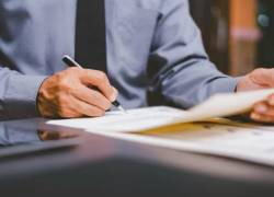 Notario es acusado de perjurio por facilitar poder para sacar 290.000 dólares de una cuenta bancaria