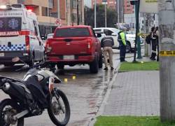 Fotografía que muestra la camioneta roja en la que se encontraban las víctimas al ser atacadas.