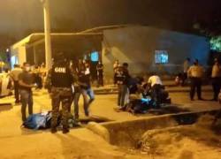 Un grupo de agentes de la policía llegaron para recoger versiones sobre los hechos.