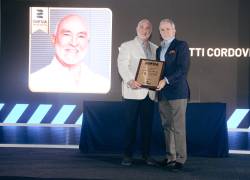 Víctor Ferretti Cordovez recibe condecoración por parte de Ricardo Baquerizo, presidente de Expoplaza.