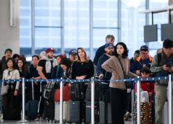 Personas esperan en la fila de un control de seguridad en el Aeropuerto Intercontinental George Bush en Houston, Texas, el 4 de noviembre de 2025.