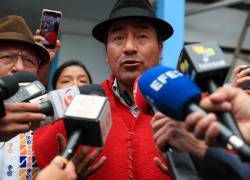 El presidente de la Confederación de Nacionalidades Indígenas del Ecuador, Leonidas Iza, ofrece declaraciones a su llegada a la Asamblea Popular Plurinacional este miércoles, en Quito (Ecuador).