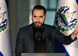 El presidente de El Salvador, Nayib Bukele, hace gestos mientras pronuncia un discurso durante la inauguración de la nueva sede de la Fiscalía General de la República (FGR) en Antiguo Cuscatlán, El Salvador.