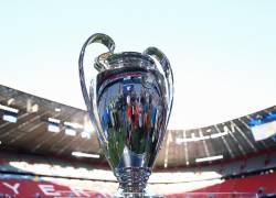 Esta fotografía muestra el trofeo de la UEFA Champions League durante la sesión de entrenamiento de la jornada 1 en vísperas de la final de la UEFA Champions League entre el Inter de Milán y el Paris Saint-Germain (PSG).
