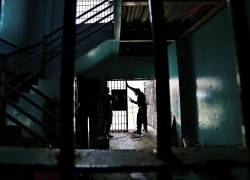 Obreros realizan tareas de soldadura para reforzar la seguridad en los pabellones con el fin de prevenir disturbios, en la Penitenciaría del Litoral en Guayaquil, Ecuador, el 9 de abril de 2025.