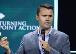 Fotografía de archivo del 26 de julio de 2024 del comentarista y activista conservador Charlie Kirk durante un evento en West Palm Beach (Estados Unidos).